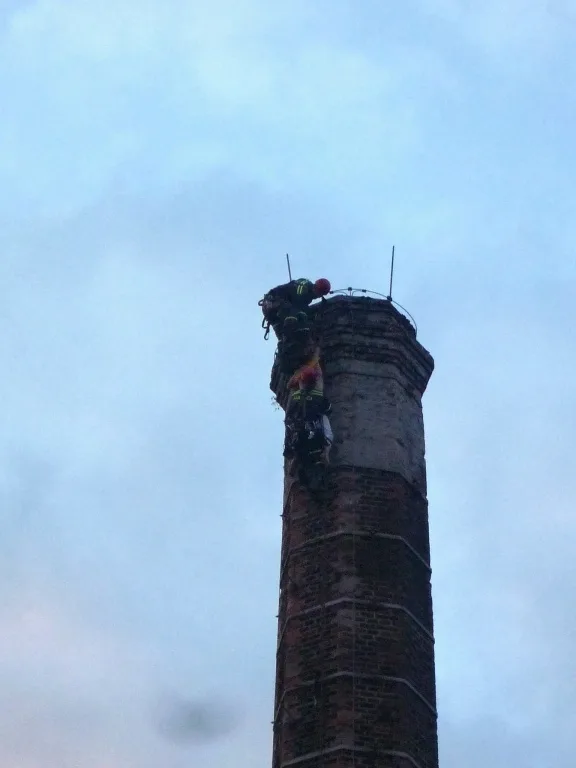 Hasičští lezci zachránili z komína muže se sebevražednými úmysly. Foto: HZSLK