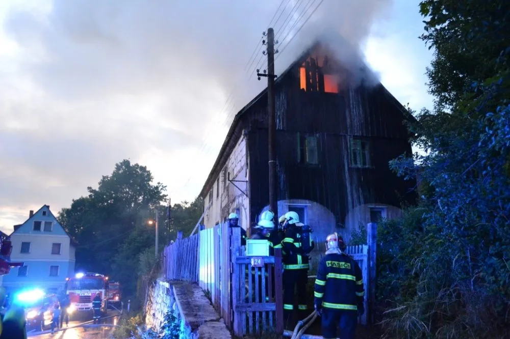 Večerní požár u Hrádku zapříčinila závada na komíně. Foto: HZSLK