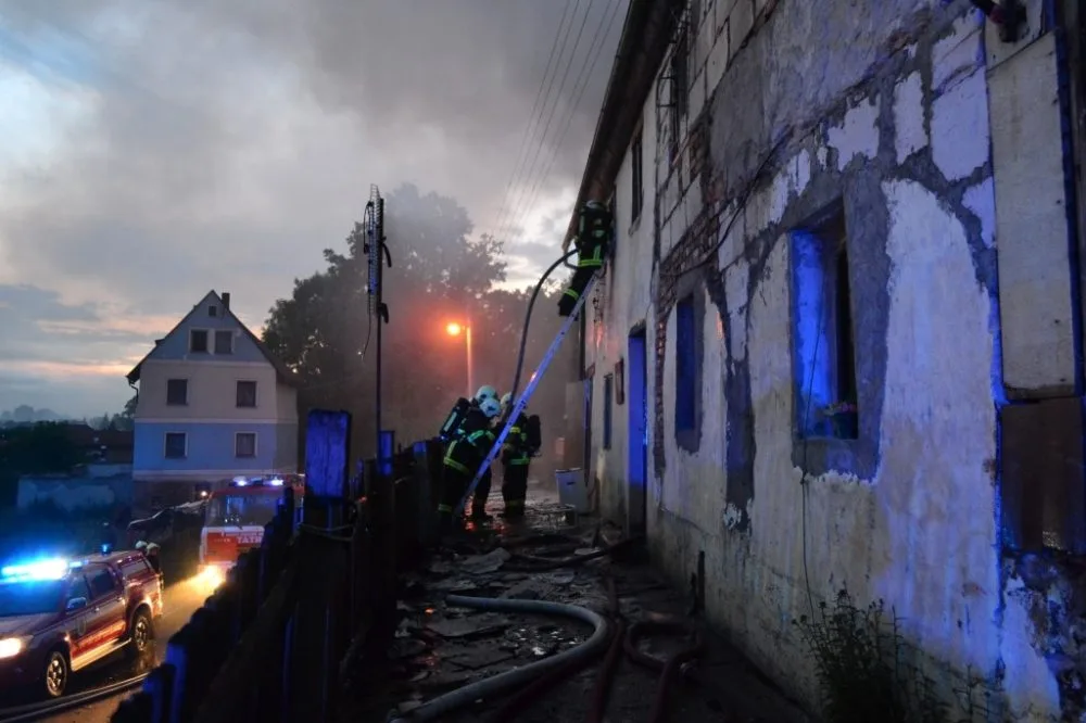 Večerní požár u Hrádku zapříčinila závada na komíně. Foto: HZSLK