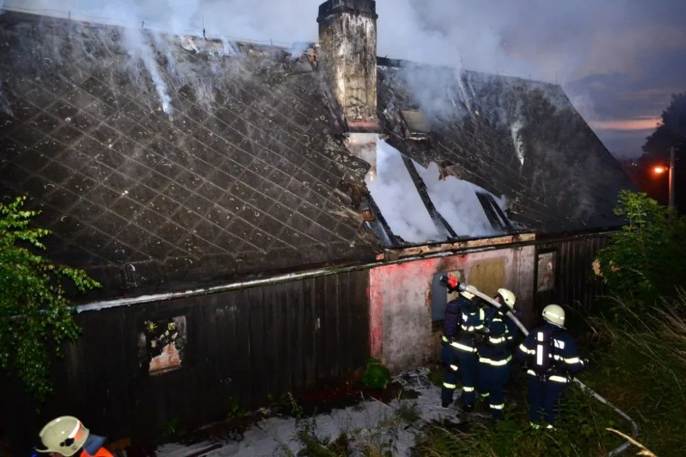 Večerní požár u Hrádku zapříčinila závada na komíně. Foto: HZSLK