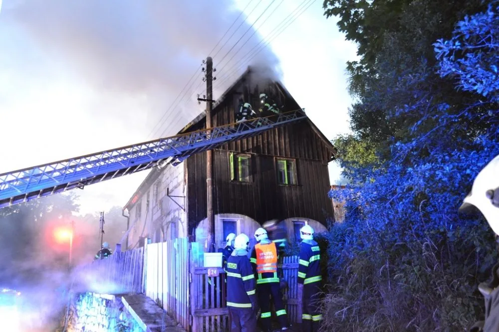 Večerní požár u Hrádku zapříčinila závada na komíně. Foto: HZSLK