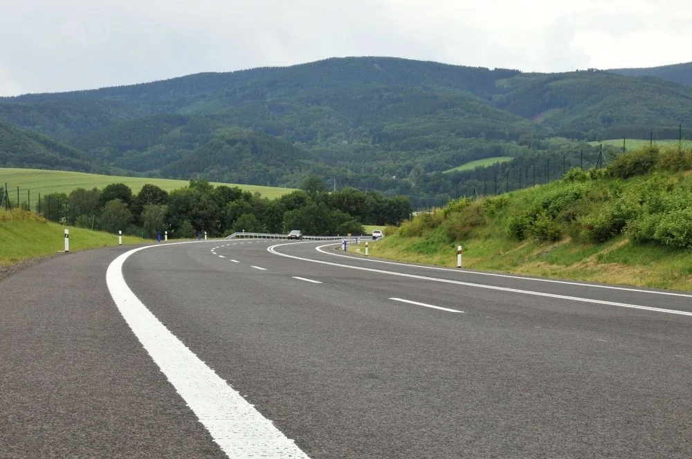 První auta na novou silnici vyjela už dnes. Foto: Hradek.cz