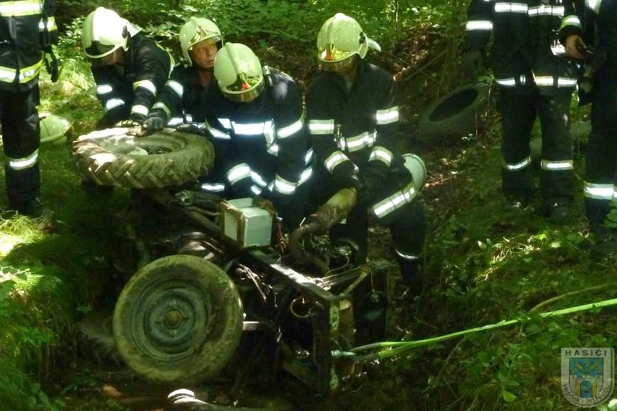 Pod převráceným traktorem u Dolní Suché zemřel řidič. Foto: Hasiči Hrádek nad Nisou