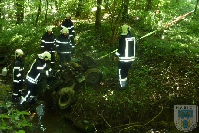 Pod převráceným traktorem u Dolní Suché zemřel řidič. Foto: Hasiči Hrádek nad Nisou