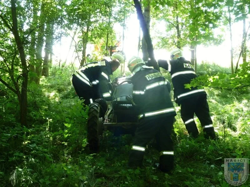 Pod převráceným traktorem u Dolní Suché zemřel řidič. Foto: Hasiči Hrádek nad Nisou