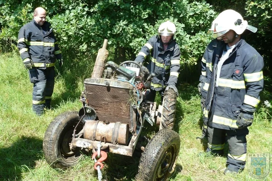 Pod převráceným traktorem u Dolní Suché zemřel řidič. Foto: Hasiči Hrádek nad Nisou