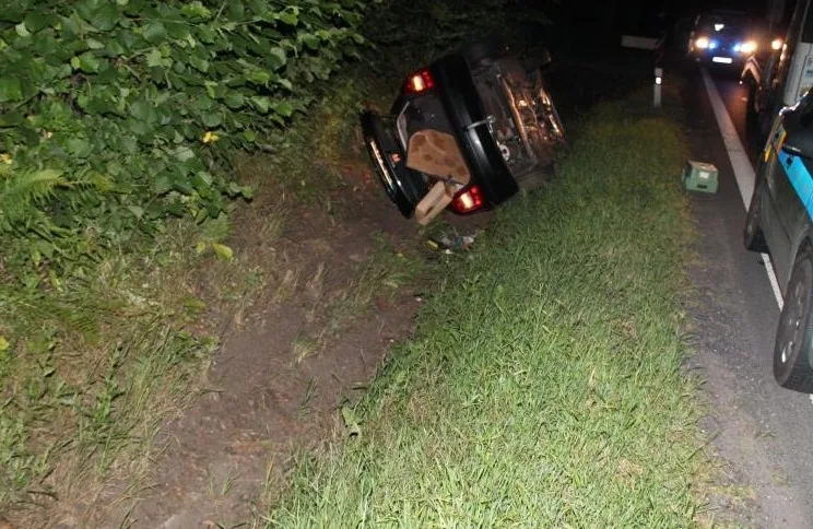 Auto zůstalo po nehodě na boku. Foto: Policie ČR