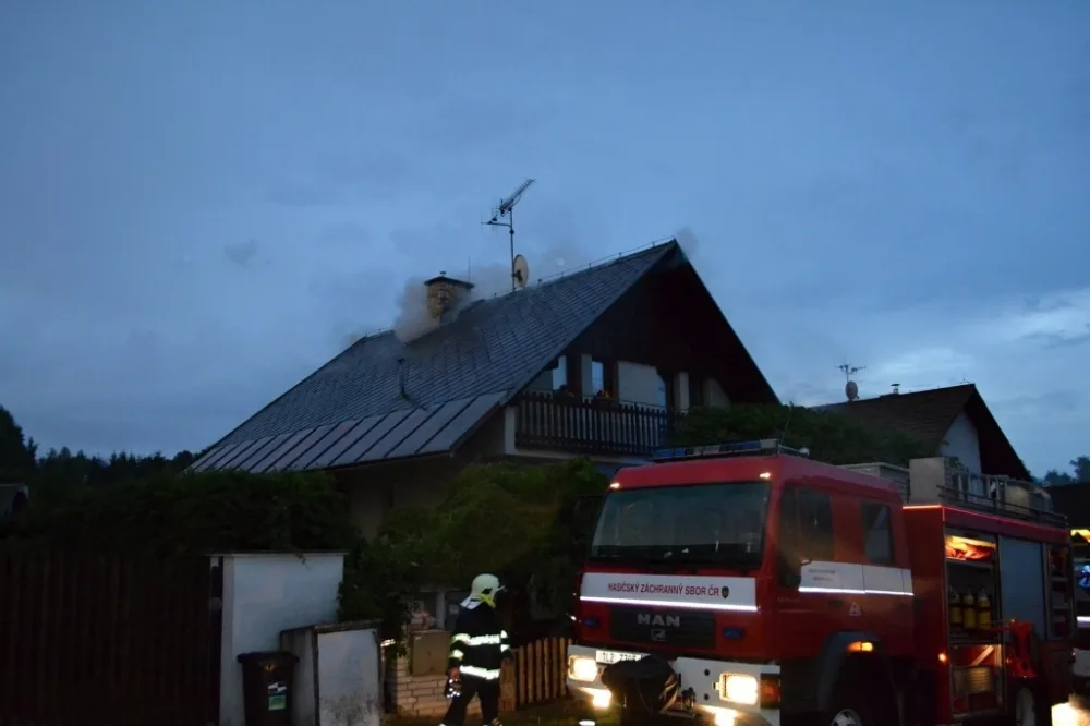 Blesk zapálil rodinný dům. Foto: HZSLK