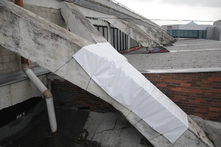 Chátrající aréna. Foto: Jan Král