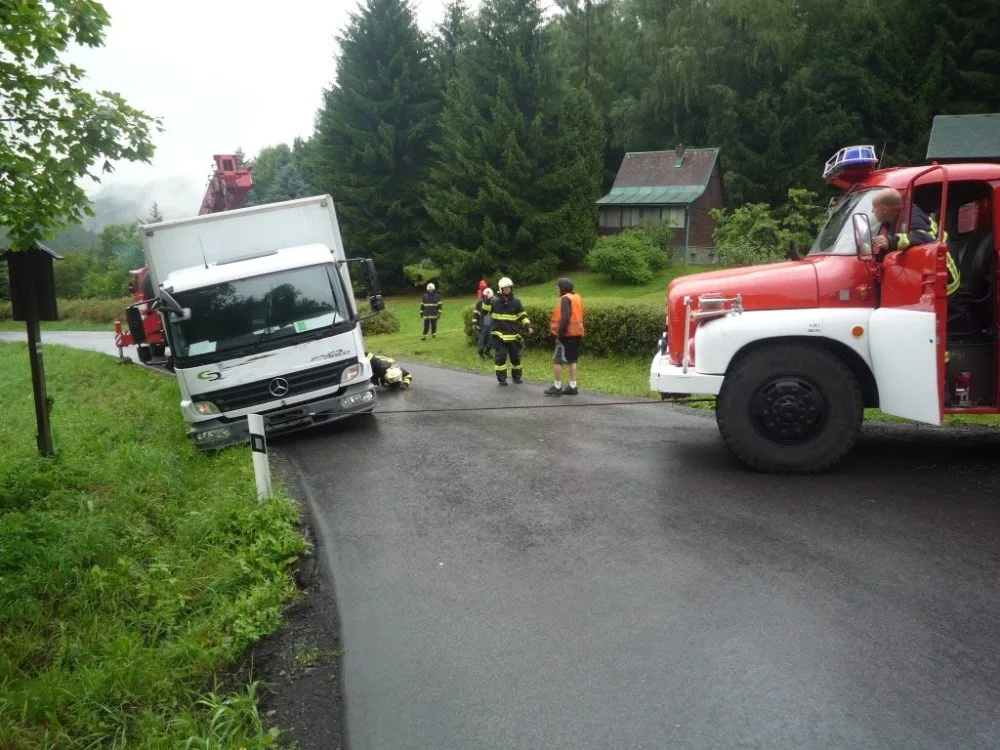 Náklaďák, se kterým se utrhla krajnice, vytáhl jeřáb. Foto: HZSLK