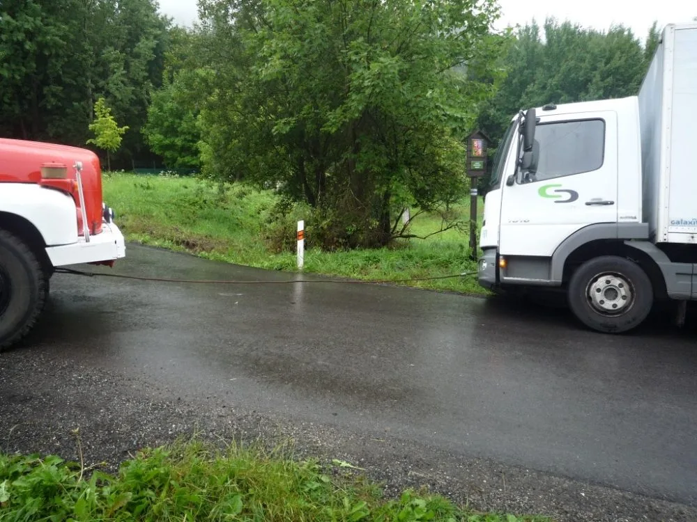 Náklaďák, se kterým se utrhla krajnice, vytáhl jeřáb. Foto: HZSLK