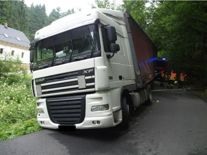 Kamion ucpal objížďkovou trasu na Liberec. Foto: Policie ČR