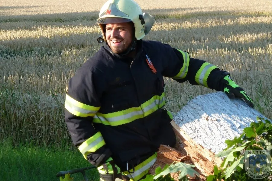 Hasiči strom odklidili během půl hodiny. Foto: Hasiči Hrádek nad Nisou
