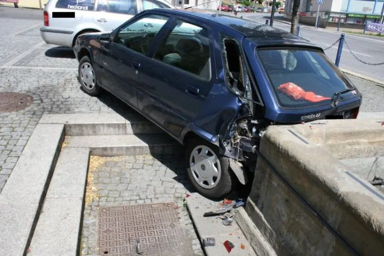 Řidiče zastavila až kašna. Foto: Policie ČR