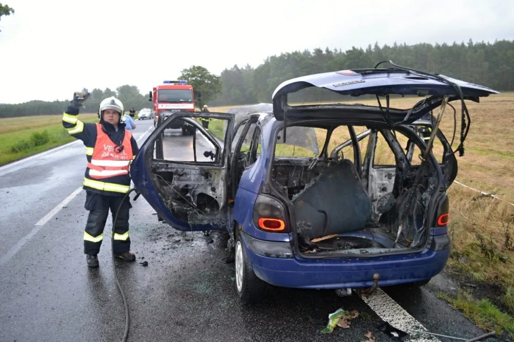 Auto lehlo popelem. Řidič stihl včas utéct. Foto: HZSLK