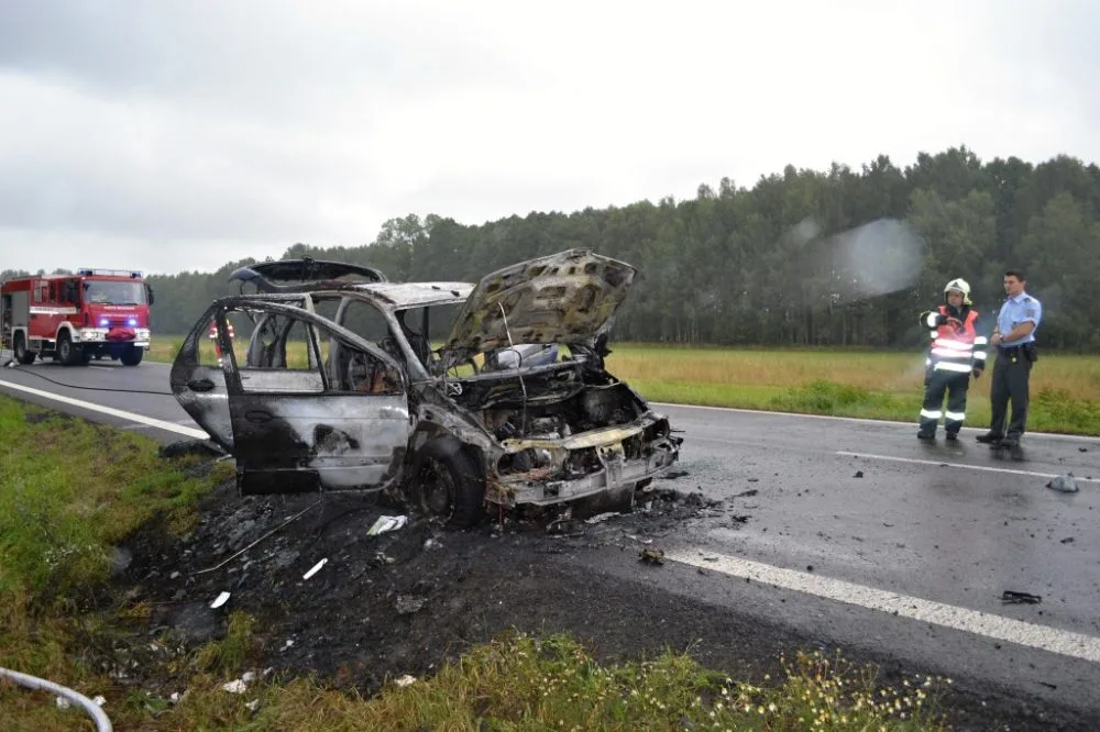 Auto lehlo popelem. Řidič stihl včas utéct. Foto: HZSLK