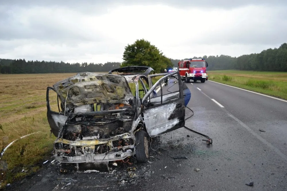 Auto lehlo popelem. Řidič stihl včas utéct. Foto: HZSLK