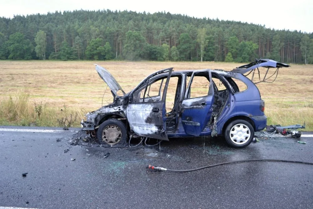 Auto lehlo popelem. Řidič stihl včas utéct. Foto: HZSLK
