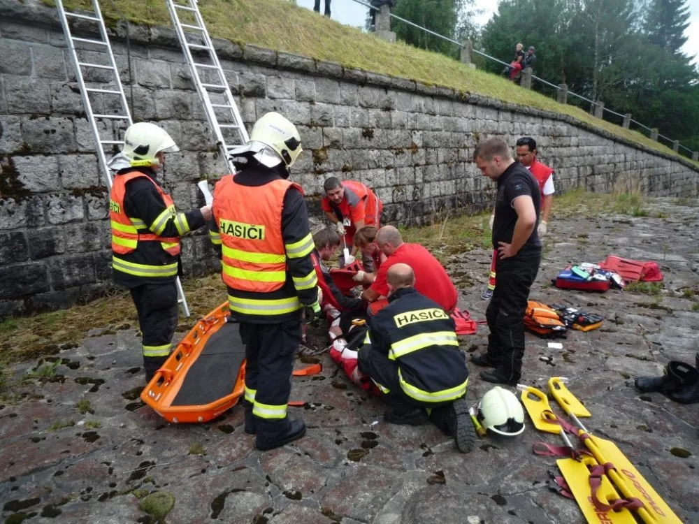 Německý motorkář spadl do přepadu nádrže Souš. Foto: HZSLK