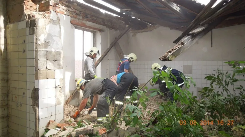 V Zákupech se propadla střecha bývalé mlékárny. Foto: HZSLK