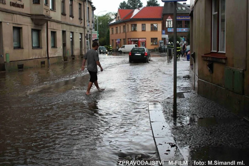 Nedělní průtrž mračen zaplavila několik silnic. Foto: HZSLK