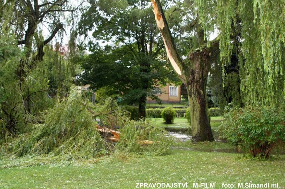 Nedělní průtrž mračen zaplavila několik silnic. Foto: HZSLK