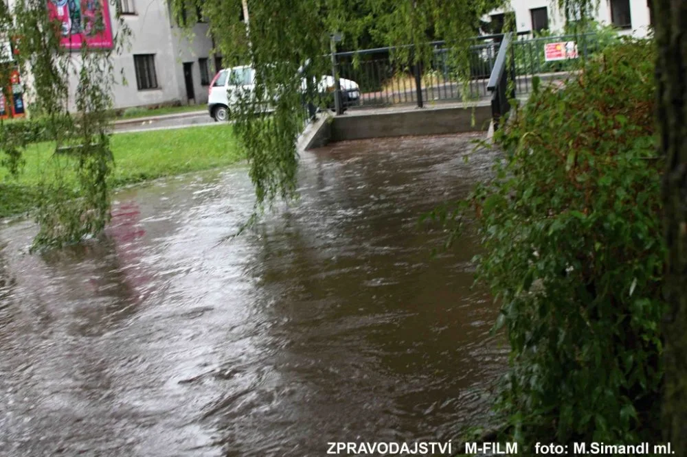 Nedělní průtrž mračen zaplavila několik silnic. Foto: HZSLK