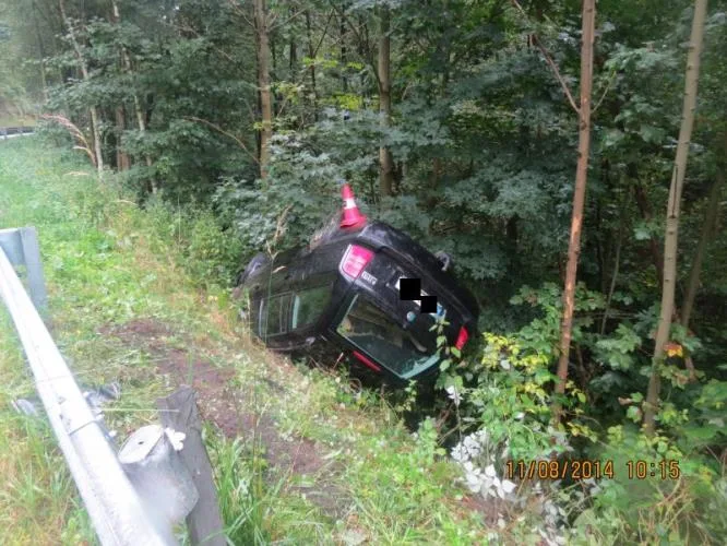 Řidička otočila svou Octavii na střechu. Foto: Policie ČR