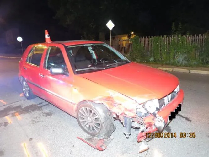 Řidička se lekla kočky a nabourala do zaparkovaného auta. Foto: Policie ČR