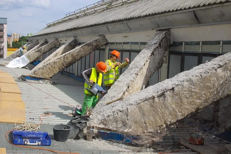 Chátrající aréna. Foto: Pavel Chmelík