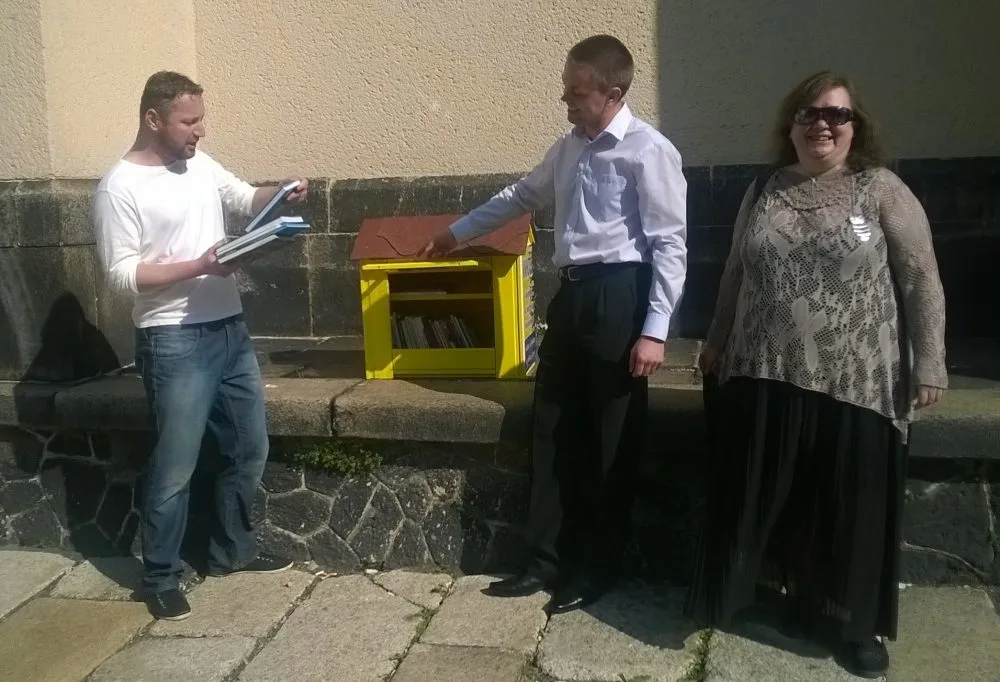 Zahájení provozu knihotoče u kostela a jeho autoři (zprava) Hana Zemanová a Michal Paclt.