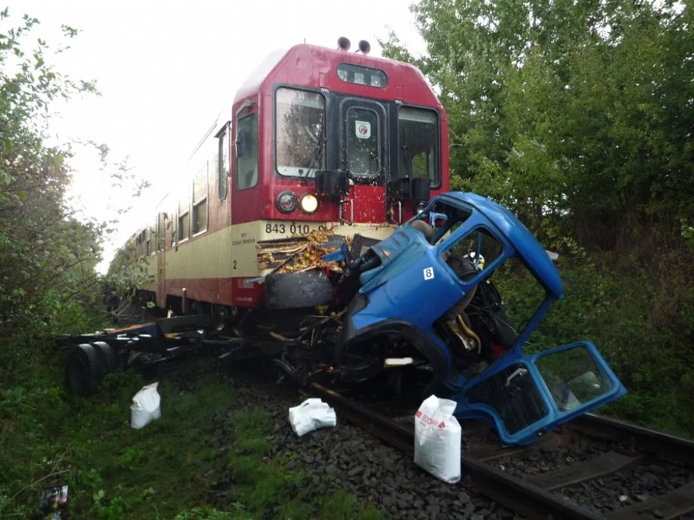 Opilého řidiče zradila technika. Avie mu dojela na přejezdu. Foto: HZSLK