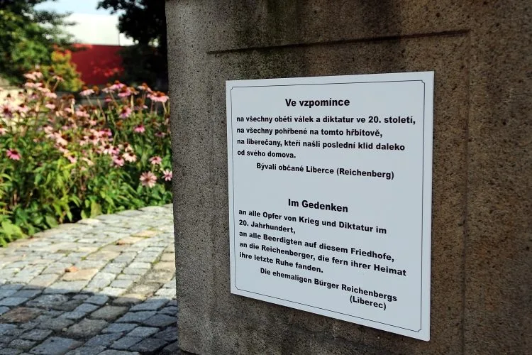 Pamětní deska v Zahradě vzpomínek. Foto: Jan Král