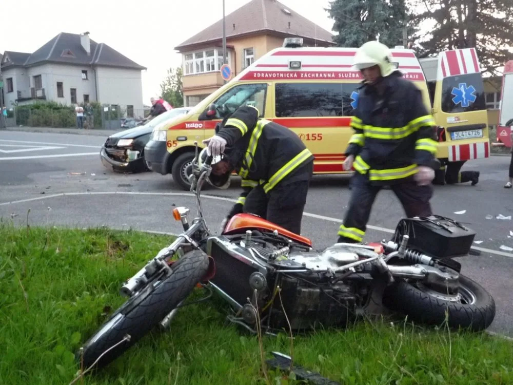 Sražený motocyklista skončil v liberecké nemocnici. Foto: HZSLK