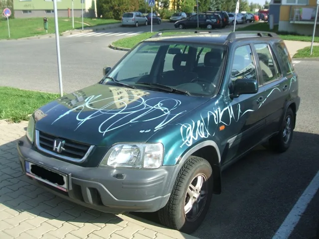 Takhle dopadla zaparkovaná Honda CR-V. Foto: Policie ČR