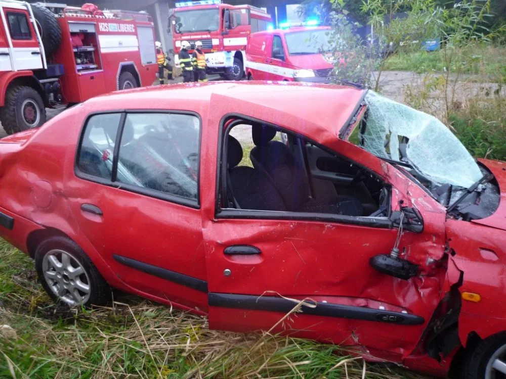 V Doubské ulici se střetl vlak s autem. Tři zranění. Foto: HZSLK