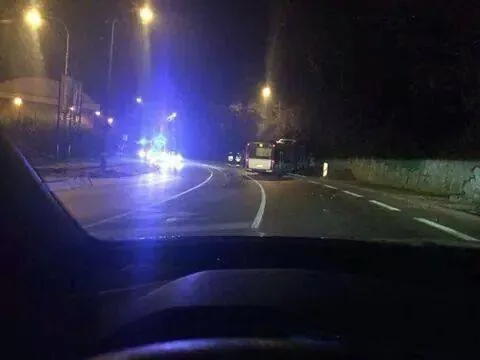 Autobus se zastavil až o zídku.