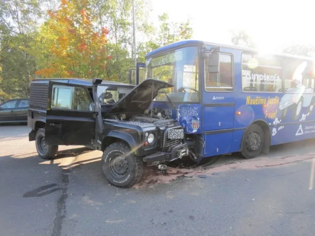 Spolujezdec s Land Roveru se těžce poranil. Foto: Policie ČR