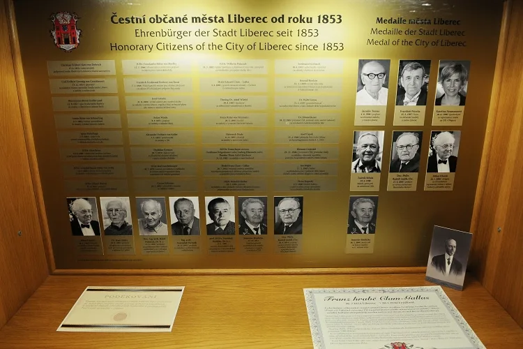 Čestní občané města už mají své důstojné místo v budově radnice. Foto: Jan Král