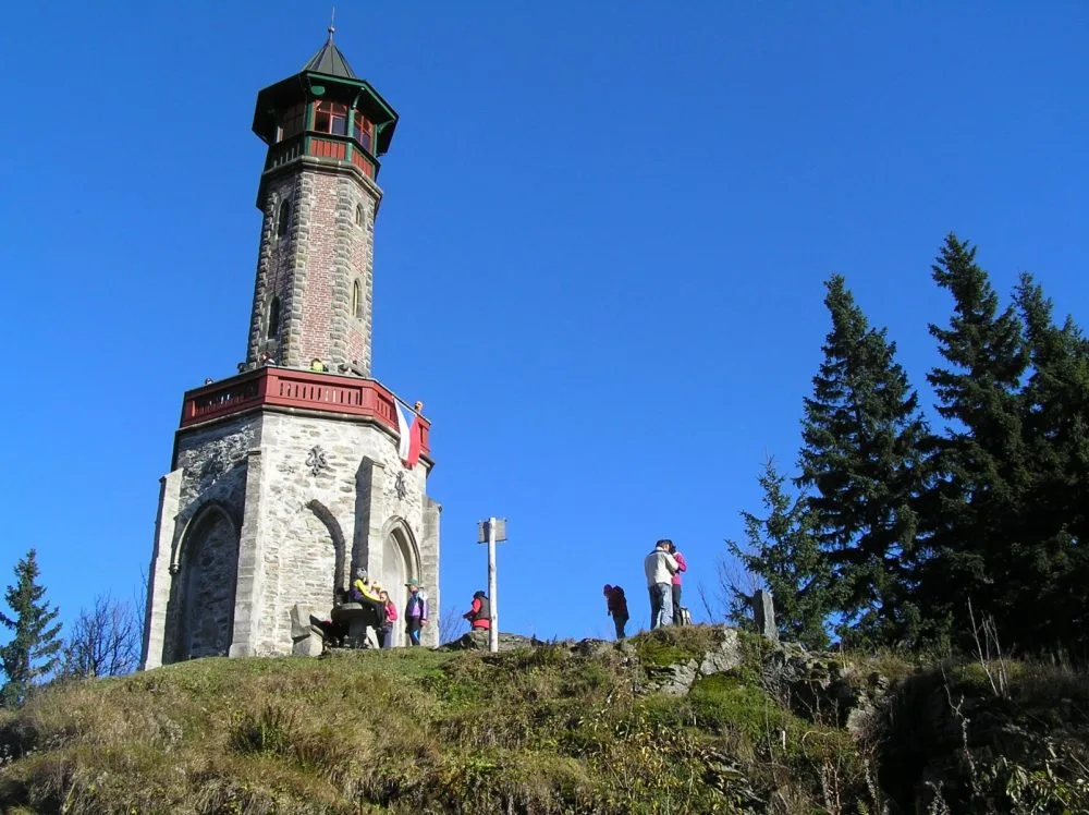 Rozhledna z jiného pohledu.