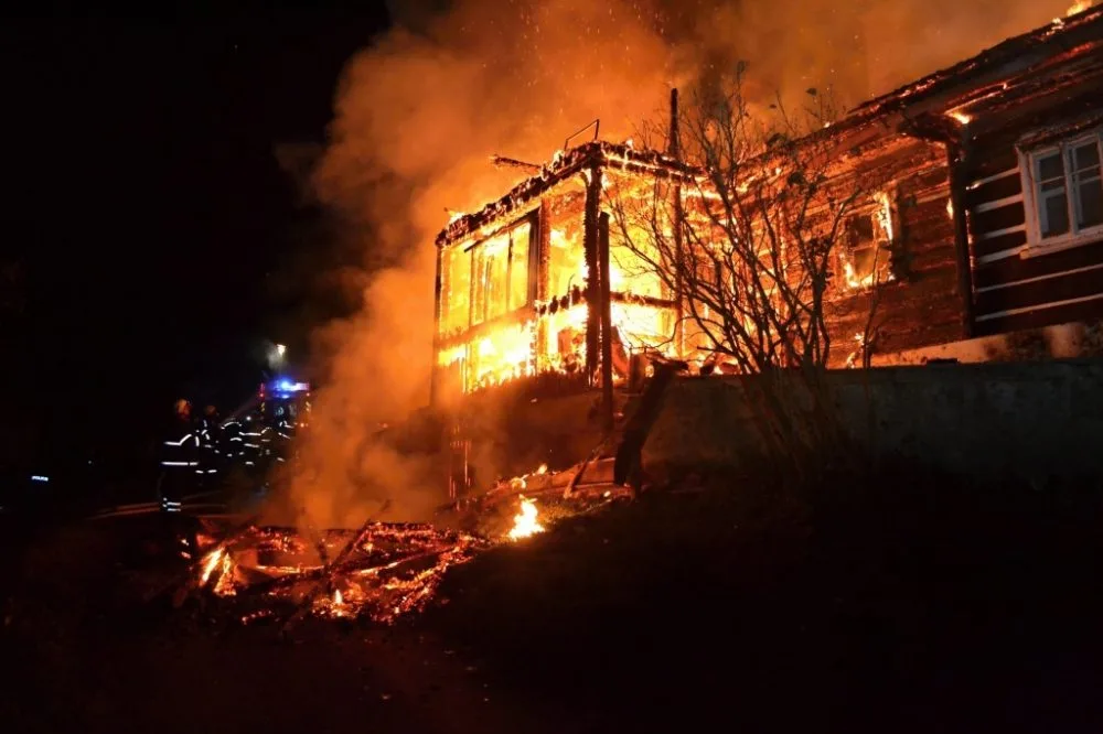 Roubenka lehla popelem, škoda jde do milionů. Foto: HZSLK