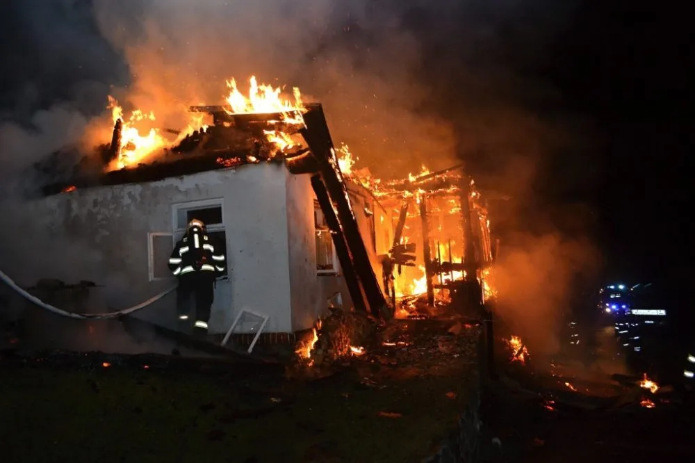 Roubenka lehla popelem, škoda jde do milionů. Foto: HZSLK