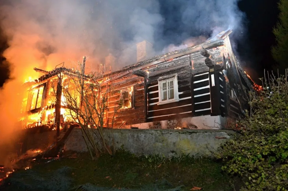 Roubenka lehla popelem, škoda jde do milionů. Foto: HZSLK