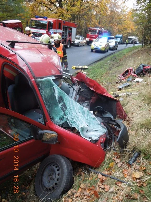 Mladík vjel do protisměru. Nehodu odnesl těžkým poraněním. Foto: HZSLK