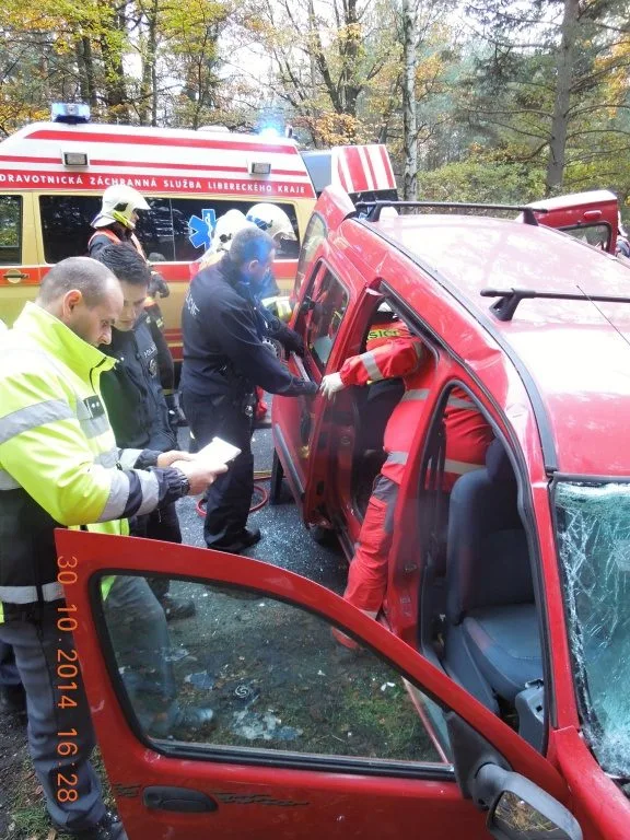 Mladík vjel do protisměru. Nehodu odnesl těžkým poraněním. Foto: HZSLK