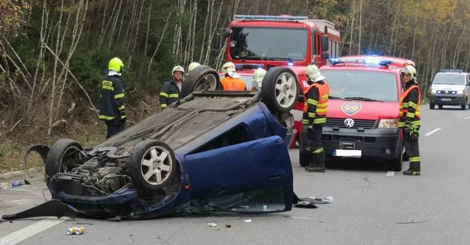 Ford skončil uprostřed silnice na střeše. Foto: Policie ČR