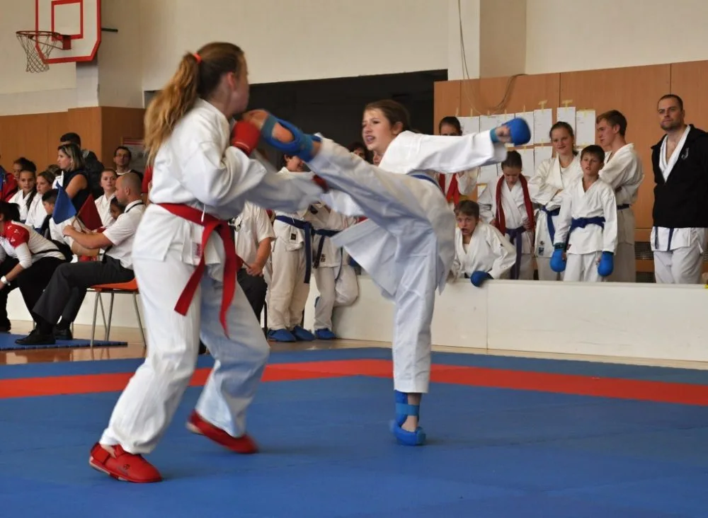 Kumite v podání dívek. Foto: archiv Gryf