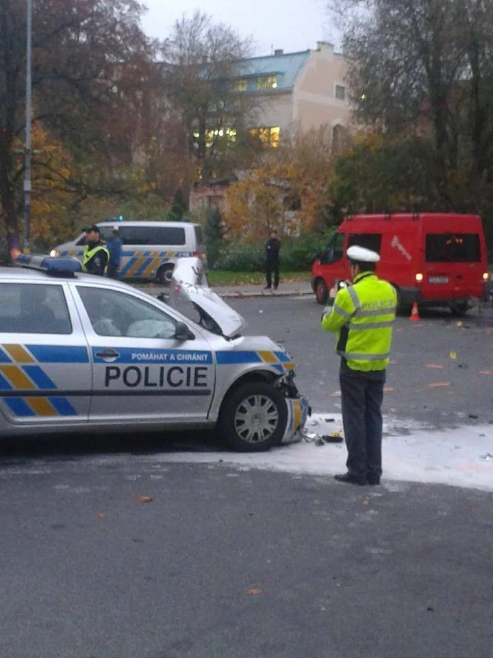 Škoda na policejní Octavii je 200 tisíc korun. Foto: čtenář Drbny