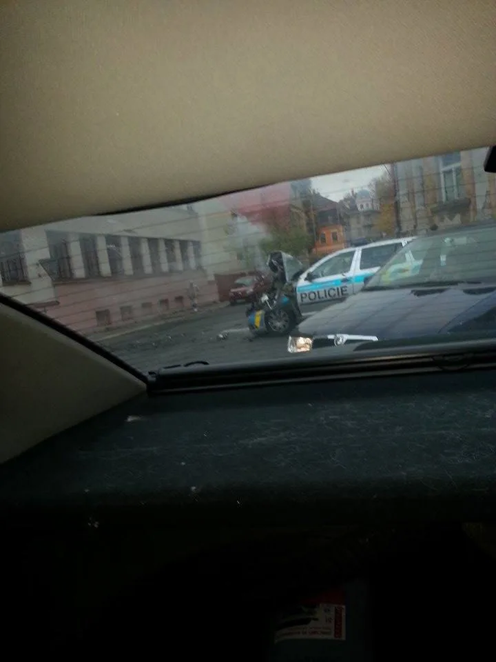 Škoda na policejní Octavii je 200 tisíc korun. Foto: čtenář Drbny