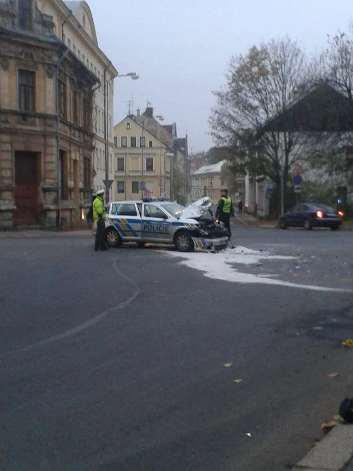 Škoda na policejní Octavii je 200 tisíc korun. Foto: čtenář Drbny